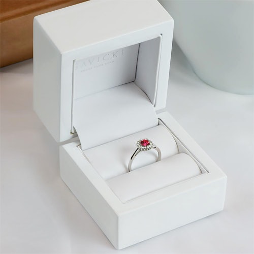 Pierścionek zaręczynowy SAVICKI: białe złoto, rubin